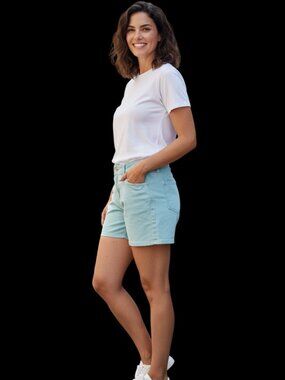 Levi's Signature mid-rise cotton denim light green shorts, size 6 Misses